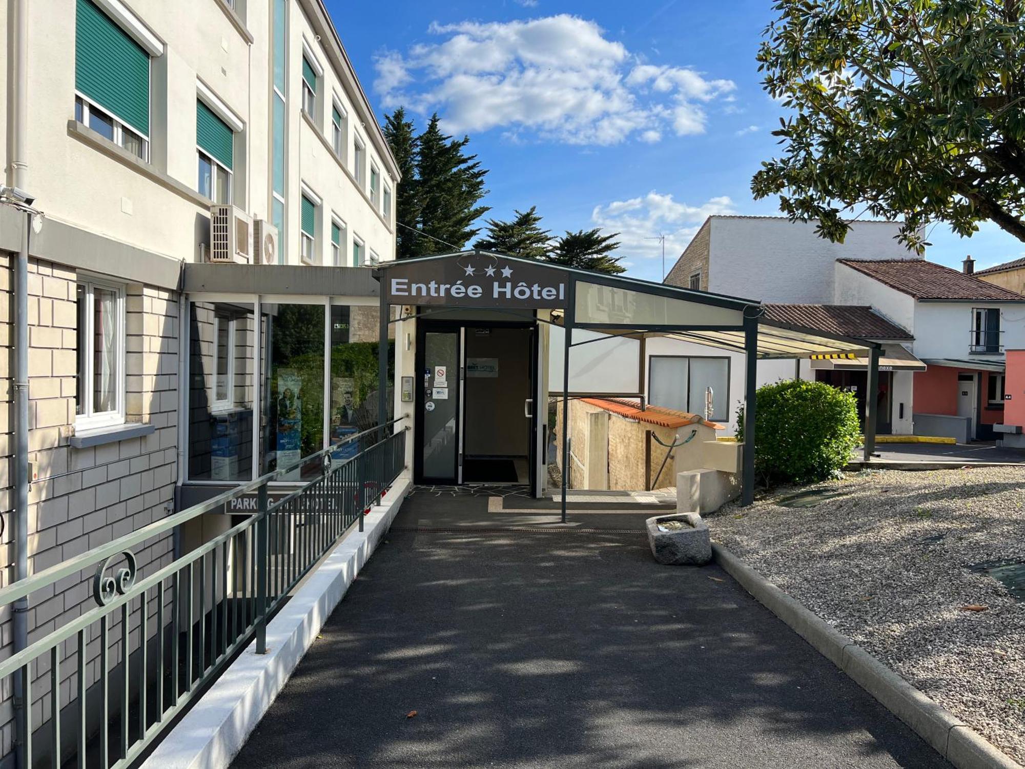 Brit Hotel Du Parc Niort Centre-Parking Gratuit Exterior foto