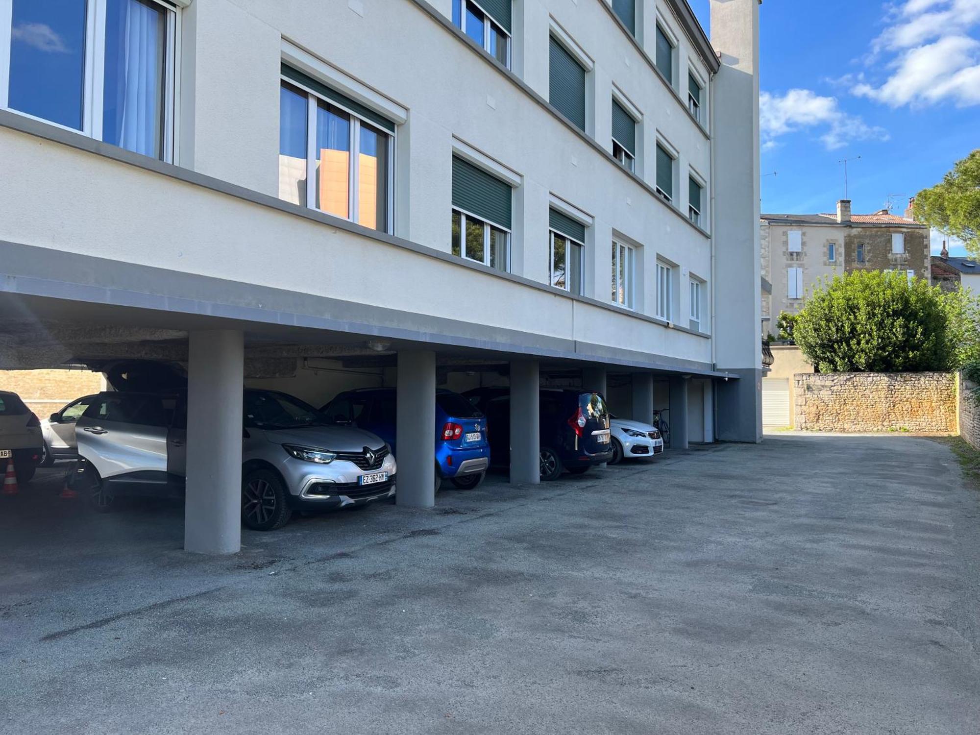 Brit Hotel Du Parc Niort Centre-Parking Gratuit Exterior foto