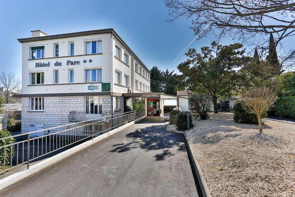 Brit Hotel Du Parc Niort Centre-Parking Gratuit Exterior foto